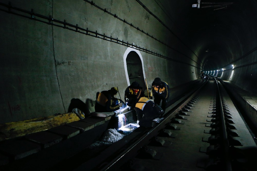 瓜州铁路运营隧道病害现状